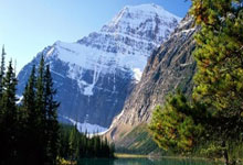 开云体育下载-恩菲尔德队长激励全队，挑战强敌士气高昂