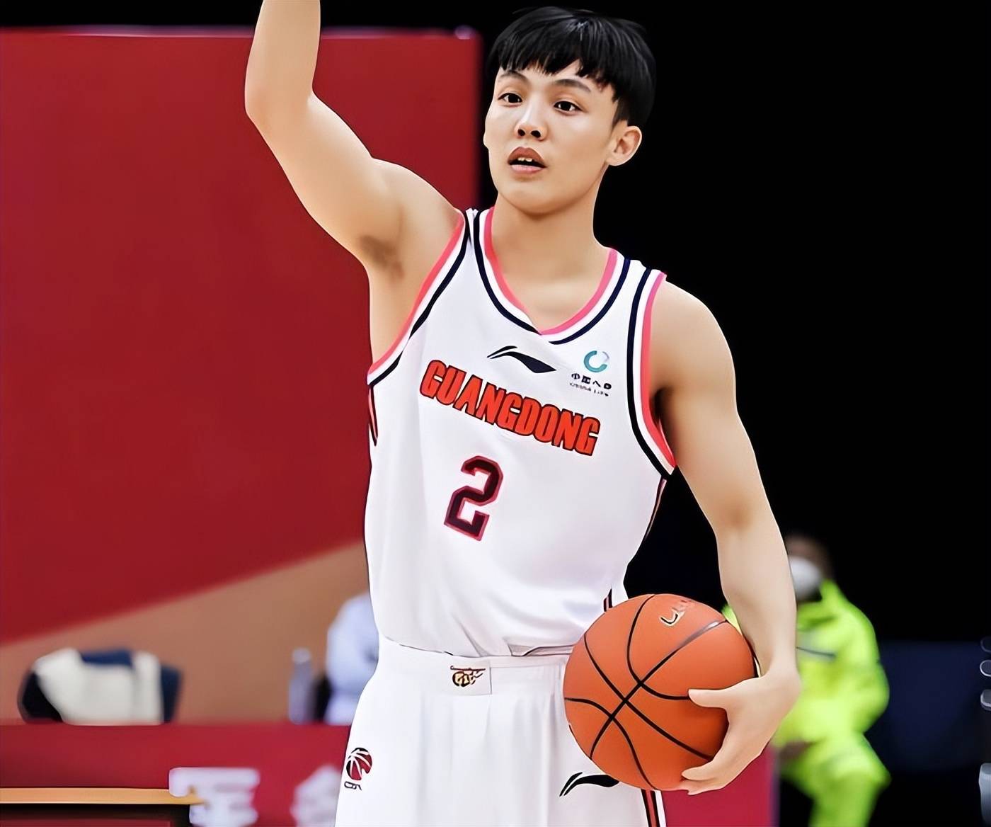篮球盛事：广东选手精湛表现夺得胜利