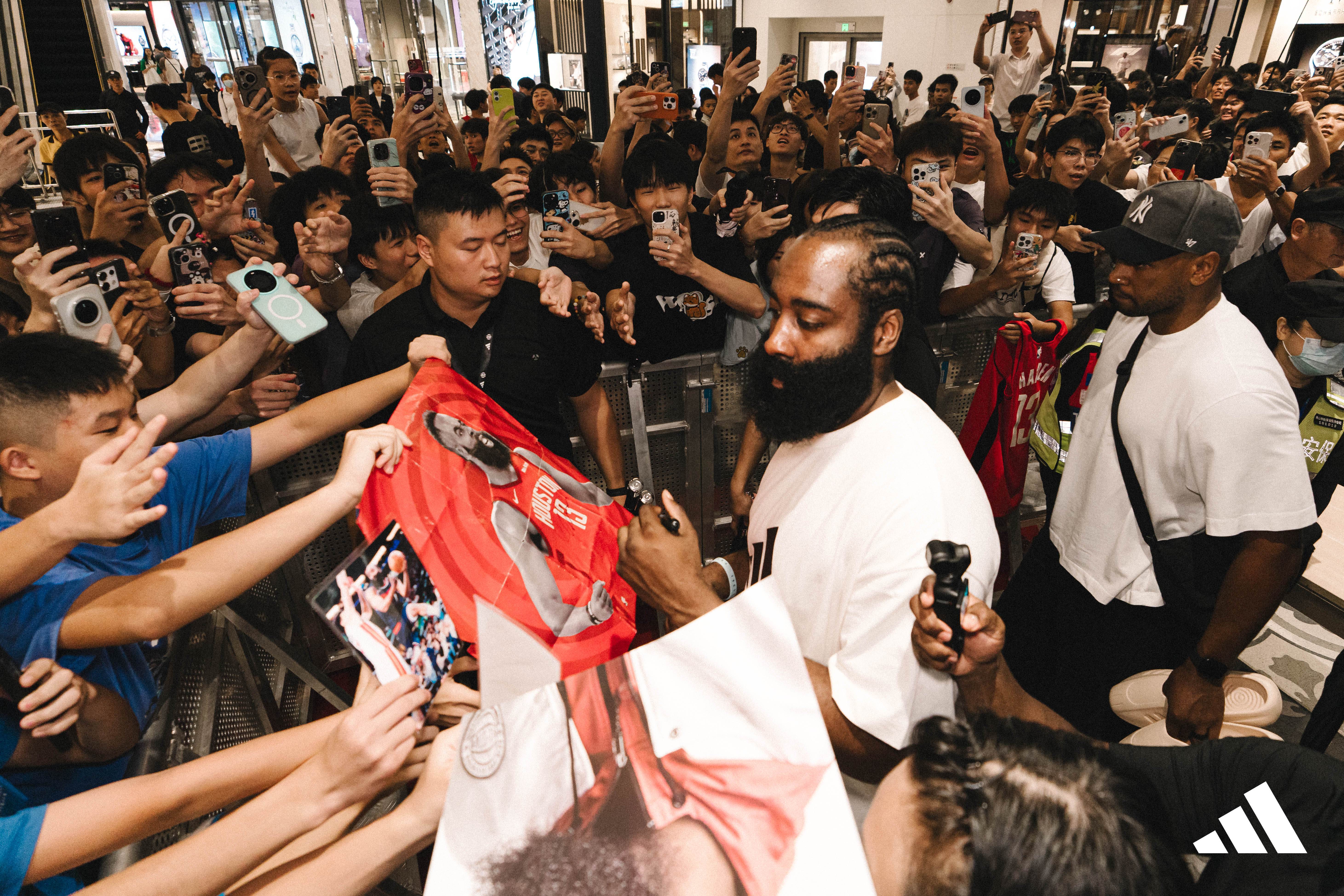 开云体育app-哈登成为队史三分王，刷新纪录引球迷狂欢