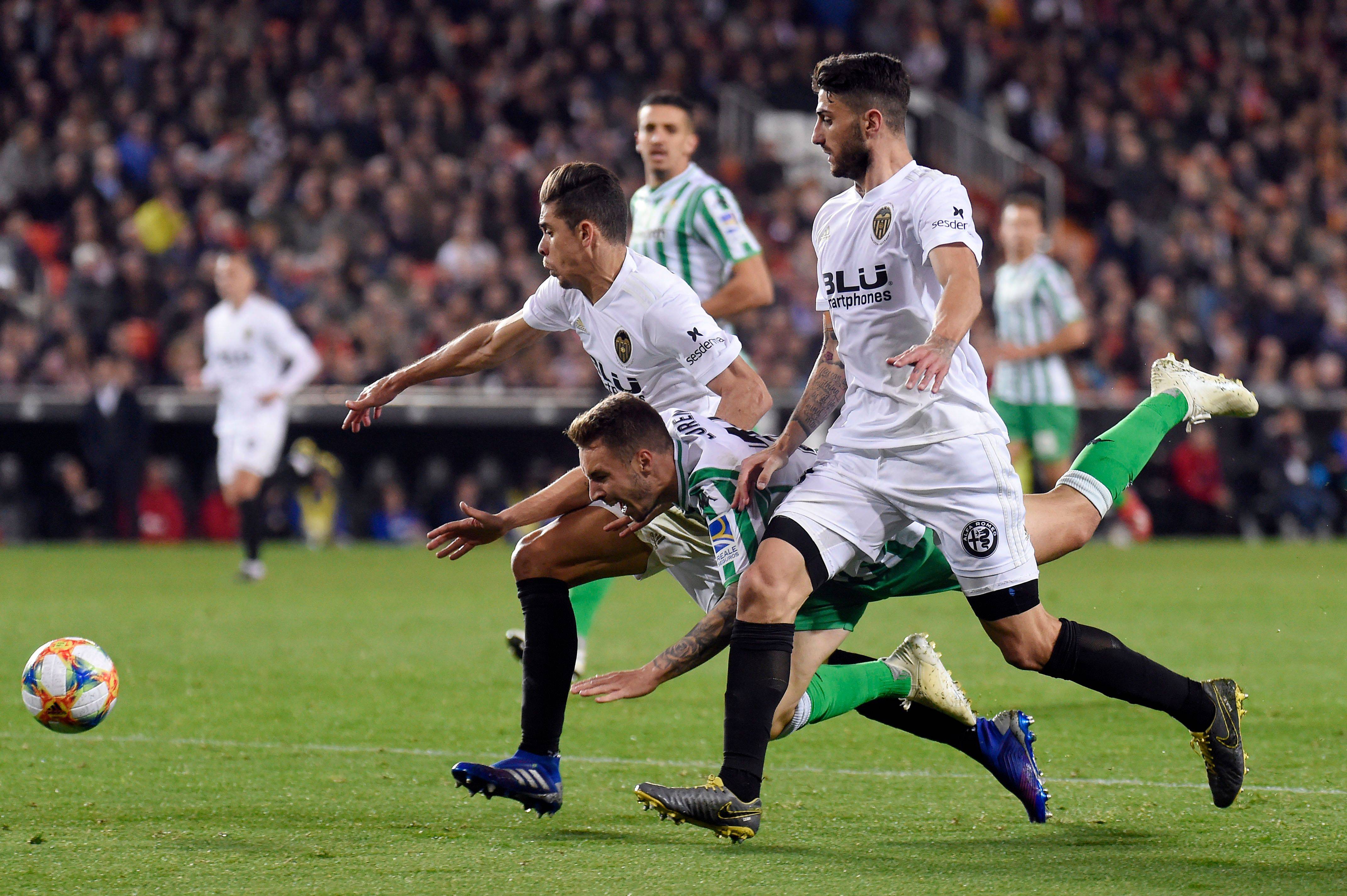 包含国内足球联赛势力对抗，裁判风波频发的词条