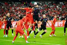 国内足球联赛竞争激烈，球员表现出色