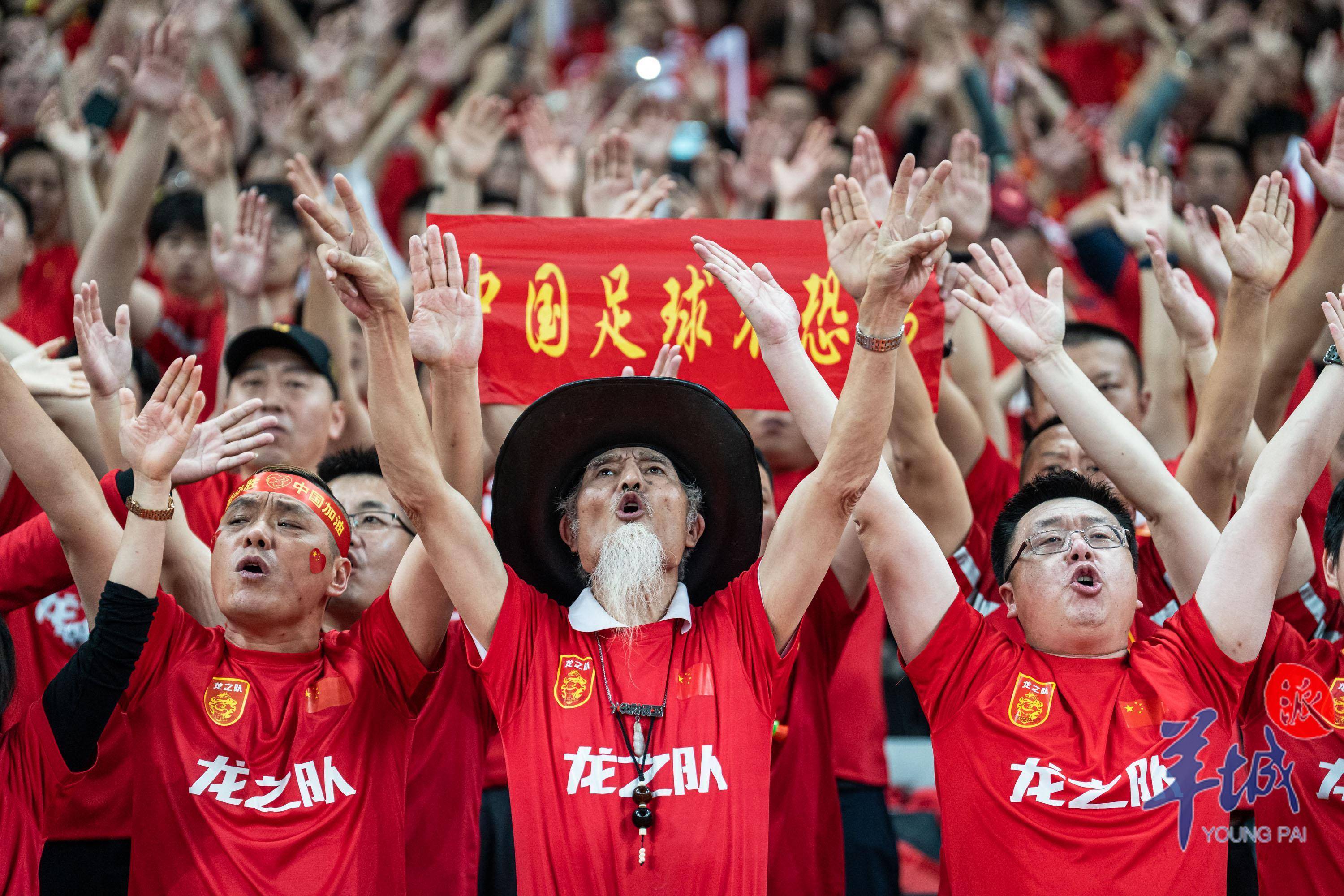 精彩比拼!壮观比赛引爆球迷热情 精彩比拼!壮观比赛引爆球迷热情