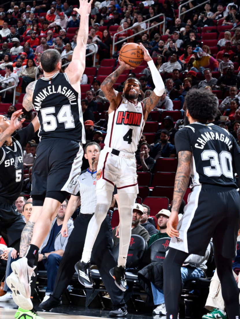 开云体育登录-热火队全队上场，马刺队坚守防线守住胜利