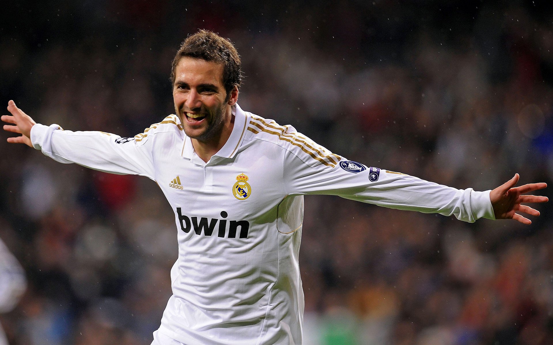 终场哨响,法比尼奥张开双臂—当意志战胜喧嚣,一人扛起红黑军团